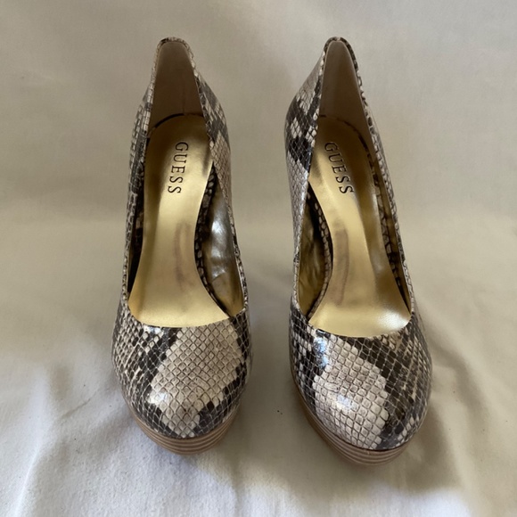 Guess Shoes, Size 8, Snakeskin Print - Picture 4 of 5